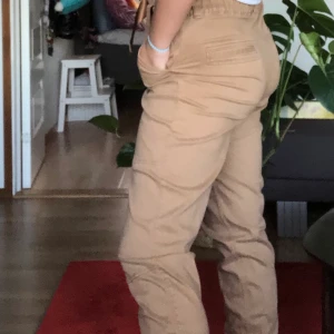 Cargo pants  - Skit snygga bruna cargo pants i storlek M. Har tyvärr aldrig använt dessa så prislappen sitter kvar. Byxorna är köpa på hollister. Sitter så bra och är i svin skönt material! Hör av dig vid intresse