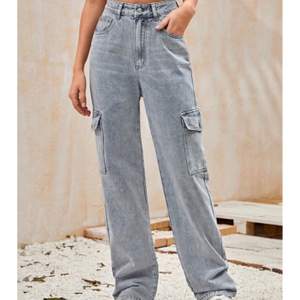 Jätte snygga jeans som jag med en S/36 haft lite oversized. Jätte sköna men har mycket byxor och dessa har tyvärr ej kommit till användning :(. Köpte för 300kr eftersom jag endast anvönt dem 2 Ggr är dem i nu skicka. 250kr inklusive frakten