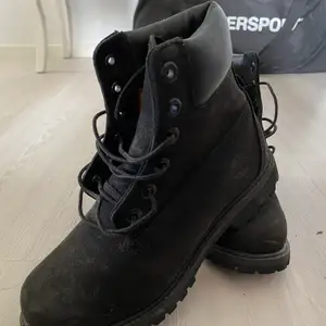 Timberland svarta endast använda några fåtal gånger. Nästan helt nya. Fraktas mot avgift. :)