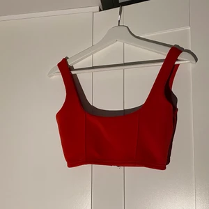 röd topp - Säljer denna röda topp - det svarta linnet medkommer alltså inte. Bara använt ett antal gånget och den är fortfarande i jättebra skick. Pris är disskuterbart och spårbar frakt får att få.