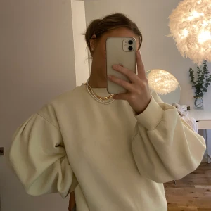 Sweatshirt  - Superfin och skön sweatshirt från Zara i en beige färg. Tröjan har ”ballongärmar”. Perfekt nu till hösten och vintern. Köparen står för frakten💖 Många som är intresserade så lägg gärna ett bud! Avslutar budgivningen nu på Lördag kl 9😁 budet ligger just nu på 100kr+frakt