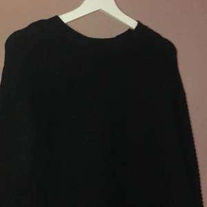 En långärmad svart tröja med svarta ränder från LINDEX 