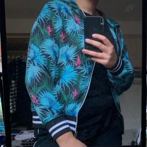 Munkjacka - Tunn munkjacka med färgstarkt mönster. Storlek 170, passar S-L. Pris 50kr + frakt🌶