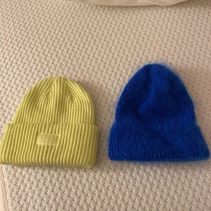 Mössor  - Säljer dessa två mössor från H&M och Carin Wester(såld) Köp båda för 100 + frakt eller 70 + frakt/styck💖  