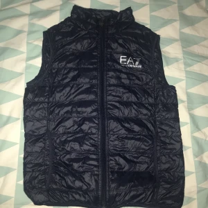 EA7 väst strl S - Ganska bra Skick och är använd bara några gånger.