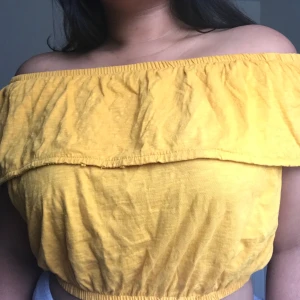 Primark Topp M/L - Primark topp, i bra skick! Hängde bollar runt den övre kanten som jag klippt bort, lite skrynklig. EU 42 men passar M/L. Kan användas på flera sätt!!