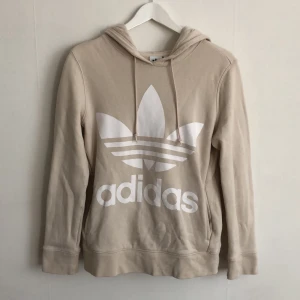 Adidas Hoodie - En jättefin Adidas Hoodie i beige. Köpt från Plick men har inte kommit till användning och därför säljer jag vidare. 💫