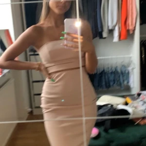 SÖKER NLY klänning  - Help a SIS out!!  Denna klänningen är från NLY i storlek XS och är rosa. Den har även en chocker men jag tog bara bort den. Min förra gick sönder och älskar denna..... så säljer någon denna klänningen från nelly eller något SÅ SNÄLLA HÖR AV DIG 😫😢😄🥰❤️