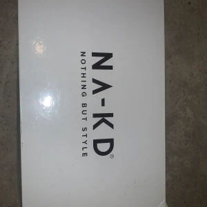 NA-KD sneakers i storlek 38 :)  - NA-KD vita sneakers i storlek 38, säljer de för beställde i fel storlek och glömde lämna tillbaka de i tid. Köpta för 350kr och säljer de för 200kr. Vid intresse hör av dej. ( köparen står för frakten ) 🥰