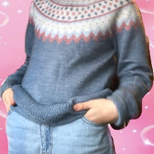 Söt stickad tröja - Stickad tröja i pastell-färger! Köpte på secondhand för några år sen och den har ingen lapp på, så jag tror den är handgjord. Den ser ganska grå ut på bild men är mer blå irl. Skulle nog säga strl M/S