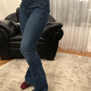 Blå bootcut jeans  - Använda max 3 gånger, är i fint skikt. Storlek 38 men säljer de då de inte kommer till användning. Är från Bubbleroom och köpta för 400.
