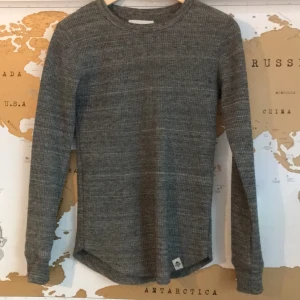 Slim fit tröja - Köpt på Primark i London, knappt använd. Den är slim fit i XS!