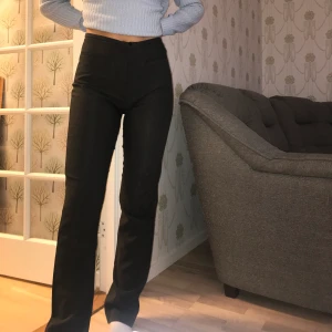 Kostymbyxor  - Sköna, stretchiga kostymbyxor från InWear. Storlek 38. Jag är 173cm