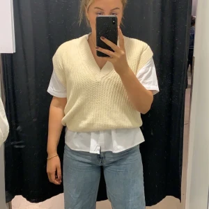 Väst ifrån Gina - Säljer denna superfina västen ifrån Gina Tricot, den är lite beige/vit i färgen och stickad i materialet! Superfin men kommer inte till användning för mig, ser ut precis som ny! Köpt för 349kr! Köparen står för frakten ❤️