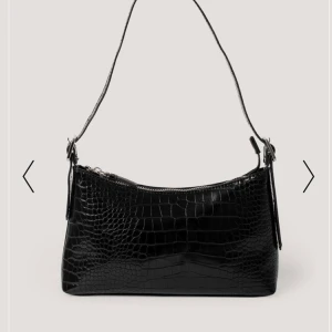 Trendig väska - Säljer nu min absoluta favorit väska som jag har då jag vill köpa nya och andra färger. Om man vill ha fler bilder får man skriva privat🦋  budgivning sker i kommentarerna💖