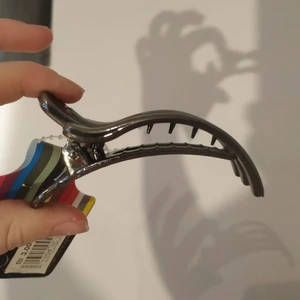 Hårklämma - Helt ny silvrig hårklämma, helt oanvänd🥰 priset är inkl frakt!