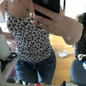 Leopard linne  - Gulligt linne som är köpt på secondhand. Jag har även sytt in den lite grann själv! Pris kan diskuteras