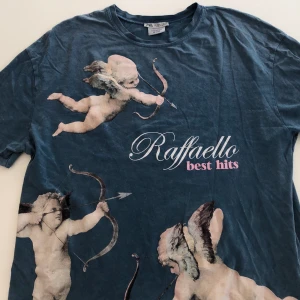 T-shirt med tryck - En vanlig blå oversized t-shirt med tryck. Nyskick. Den blåa färgen är lite fläckig som en himmel. Från Zara🌟