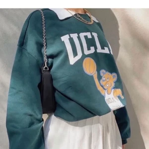 Ucla tröja - Säljer nu denna helt slutsålda collage tröja från hm. Det är en ucla kollektion. Säljer pga av att den ej kommer till användning, endast använd en gång. Skriv för fler bilder. Kan både mötas och frakta❤️( första bilder är lånad)