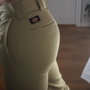 Dickies byxor - Dickies byxor. Säljer då dem är för små för mig. Aldrig använt. I väldigt gott skick. Kan mötas upp i sthlm annars står köparen för frakt.