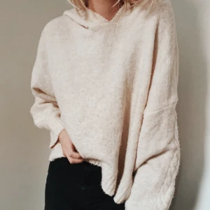 Stickad tröja  - Stickad tröja med luva från Stradivarius. Finns ett fåtal små fläckar, men inga som syns tydligt. 