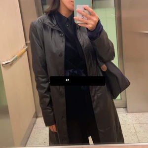 Vegan skin kappa/rock/jack - Vegan skinjacka,lång och smal modell. Passar mig som har XS, knälång, svart. Vind och viss regntät. Köpte den på Beyond retro 