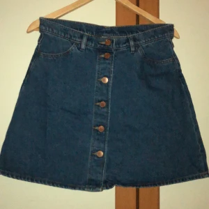 Jeanskjol från monki - En A formad jeanskjol från monki, nästan inte använd