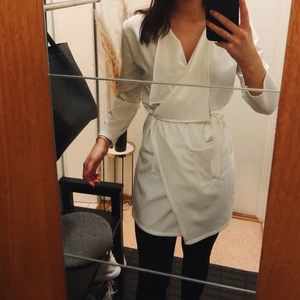 Tunn kappa - Snygg, tunn kappa. Kan användas som blazer på fest eller som en vår/sommarkappa. Har använts ett antal gånger men är i mycket bra skick. Storlek XS/S.