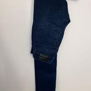 Mörkblåa Levis jeans i 710 super skinny💙 lågmidjade jeans i strl 23, tighta men stretchiga, framhäver ens former väldigt fint! Köpta för ca 1000kr men säljs för 250kr+ frakt, pris kan diskuteras 