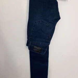 Levis jeans - Mörkblåa Levis jeans i 710 super skinny💙 lågmidjade jeans i strl 23, tighta men stretchiga, framhäver ens former väldigt fint! Köpta för ca 1000kr men säljs för 250kr+ frakt, pris kan diskuteras 