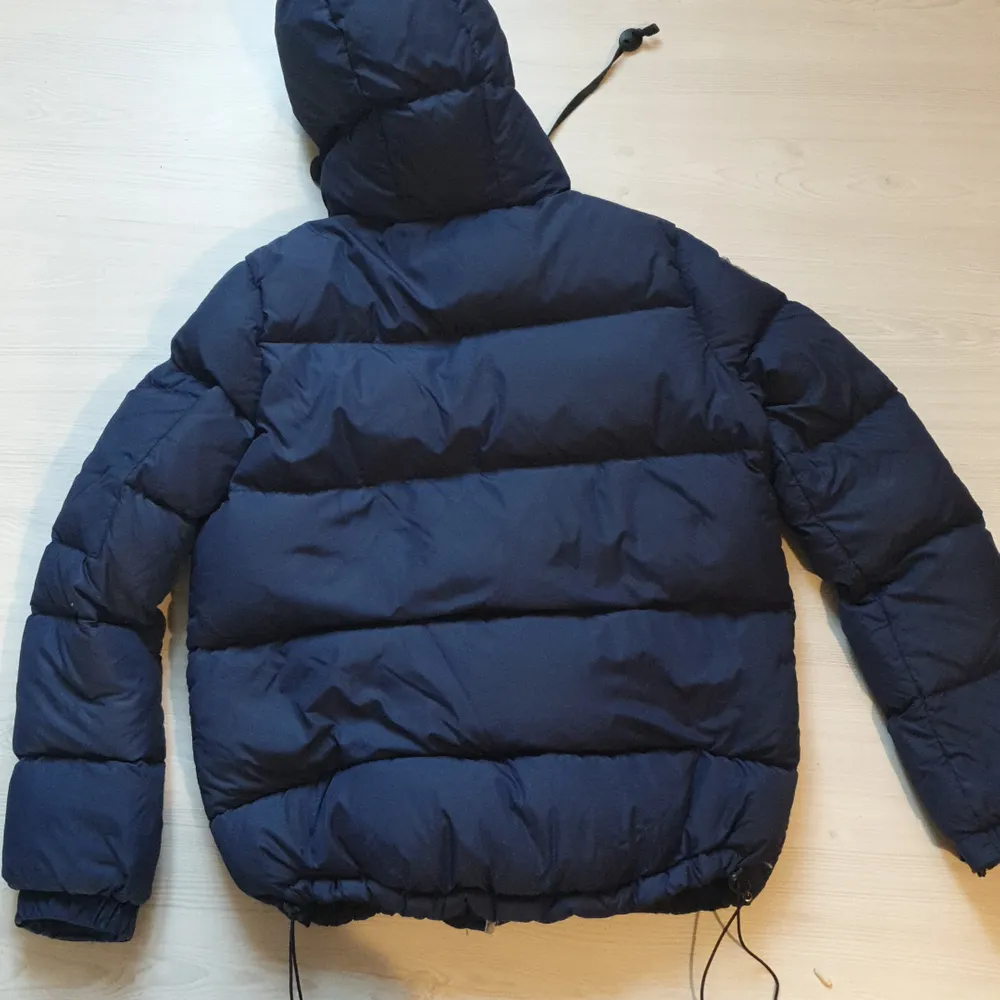En tjock vinter jacka jätte varm. Jackan kosta 1999 när jag köpte den. Takit.