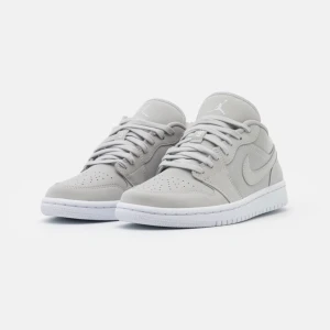 Jordans low -  helt nya skor i storlek 38, färgen heter grey fog/white. BUDA!!! Inga orimliga bud, alla bud över 1000kr🥰