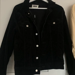 Weekday Manchesterjacka storlek S - Cool och höstig Manchesterjacka i storlek S. Sparsamt använd och fint skick. Köpte för 500!Säljer för 250kr kan tänka mig gå ner i pris. 