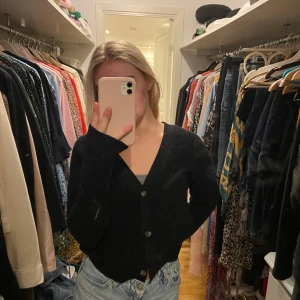 Svart kofta - Jättefin svart kofta, aldrig använd från Lager 157. Säljer för 50kr, köparen står för frakten, möts annars upp i Sthlm 💋