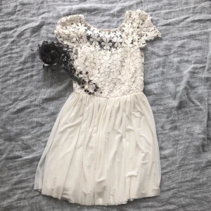 Xenia klänning  - För den som är kreativ och gillar att sy! Armarna har gått sönder.. men annars i fint skick!🌸  köparen står för frakt ✨