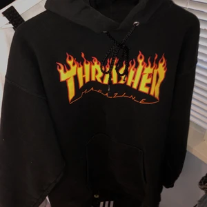 Thrasher hoodie - Äkta thrasher Hoodie i väldigt bra skick, inga skavanker eller hål, eller ”repor” på texten!😊 svart med original eldtexten🥰 Går att skicka fler bilder om så behövs!😊 500kr eller bud