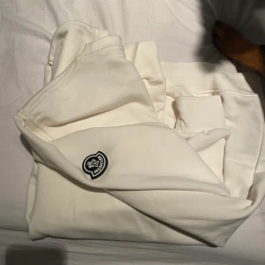 Moncler storlek m  - Herr tröja helt ny storlek m passar även en tjej i storlek m