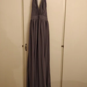 Balklänning - En jättefin balklänning säljes då den bara hänger i garderoben. Använd en gång! 