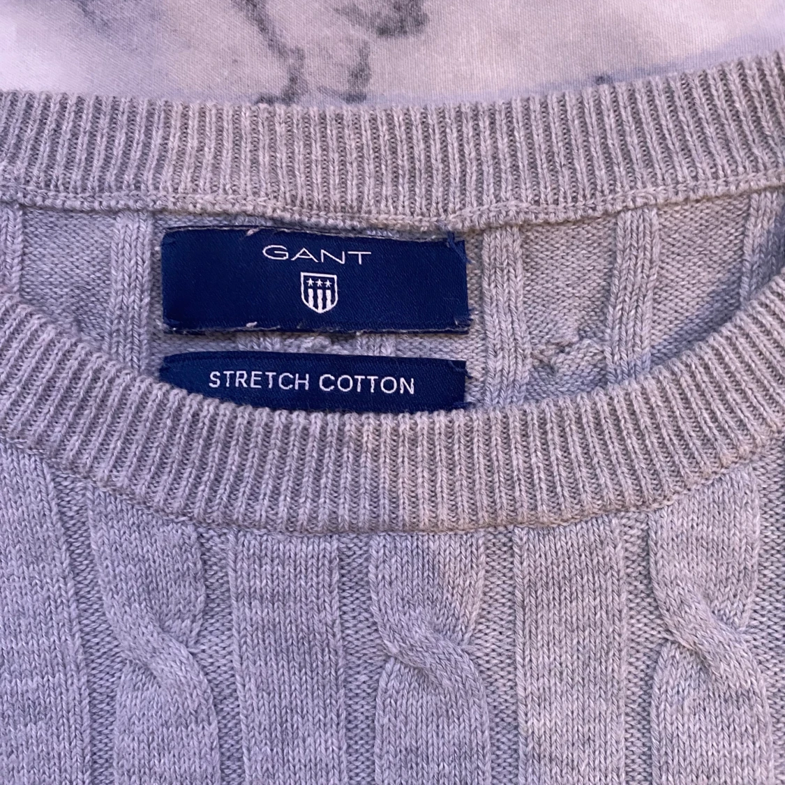 Grå kabelstickad tröja från GANT, storlek XS - 90