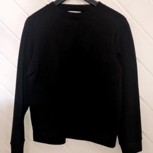 Svart collegetröja från Mango  - Svart collegetröja från Mango i finare material, som ny! Strl S