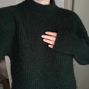 & Other stories - En tjockstickad & other stories tröja! Superfin höstig och grönfärg! Passar perfekt till de kyligare årstiderna! Aning nopprig men annars i nyskick!🦋💘♻️ Storlek M men passar mig (S) också!