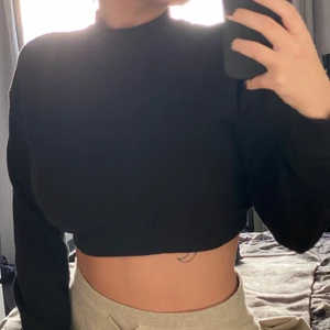 Kort tröja med halv polo  - En svart kort tröja som är i bra skick och sitter ganska tajt på mig! 