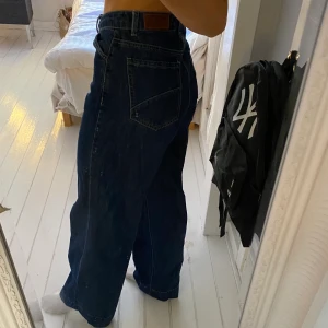 JEANS - Nästan oanvända jeans. W28 men sitter mer som en 27/26! Väldigt snygg passform då dom är väldigt baggy nertill. Köparen står för frakt.