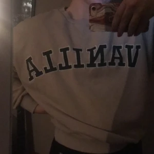 Beige Sweatshirt - Denna snygga sweatshirt från bikbok i en caffe latte ton/ varm beige, med texten ”Vanilla” på.  Defekt- se bild tre, inget hål som jag lagt märke till eller som har påverkat mig när jag använt den!💖 den är i storlek xs, men passar även en S-M 🦋 