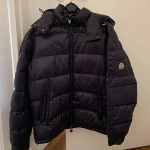 Moncler Maya - Storlek 1 (XS/S) Nyskick. Den är Navy Blue