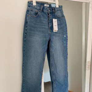 Straight jeans - Säljer dessa straight jeans ifrån Pull and bear i storlek 40. Skulle vilja påstå att de passar storlek 36 & 38, dom är sååå snygga och önska dom passa mig men tyvärr. Dom är helt nya med prislapp kvar som ni ser ✨✨