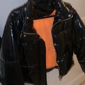Jacka - Svart glansig jacka i storlek S, köpt förra hösten så i bra skick. Buda från 200kr minst 10kr emellan. 💕