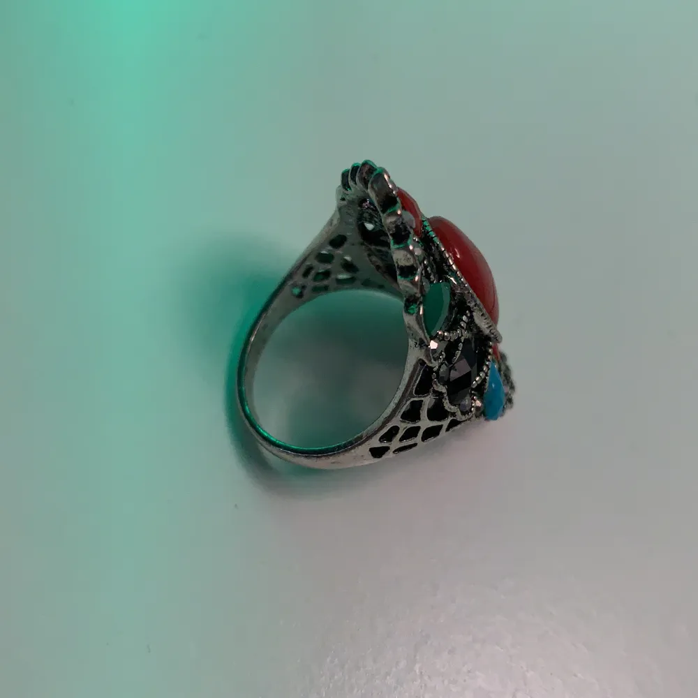 Jätte fin ring lite större i storleken. 🥰 oanvänd då den är för stor till alla mina fingrar! 💕. Accessoarer.