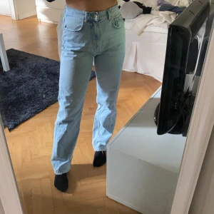 Intressekoll på Gina jeans i strl 36 - Tänkte kolla vad jag kan få för dessa assnygga och populära Gina jeansen som typ är slutsålda överallt och tyvärr är lite för stora för mig, så dom kommer inte till användning. Dom är inte så använda och därför i väldigt bra skick, dock är dom lite insydda i midjan men det är bara 2 cm ungefär, därför sitter inte lappen där storleken står kvar, men det är inget man tänker på❣️ skriv till mig om ni vill veta mer eller ha fler bilder. Startpris: 350 inkl frakt, höj med minst 10 kr🥰