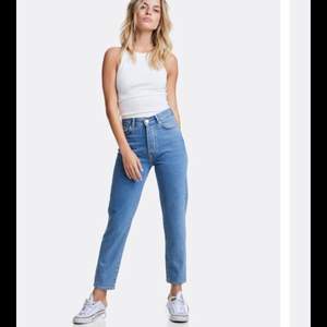 Säljer ett par blå mom jeans som inte längre säljs på bikbok. Så fina men var för små för mig. Storlek M men väldigt små i storleken så passar nog bättre någon med storlek S. Fint skick! Nypris 600kr säljer för 150kr💕 egna bilder kan tas vid intresse!